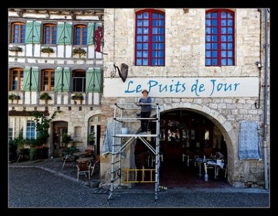 A l’occasion de ses 25 ans, "Le Puits de Jour", café musical, fait peau neuve avec son enseigne refaite par Claudine Quersin, peintre historique de cette façade emblématique de Lauzerte...